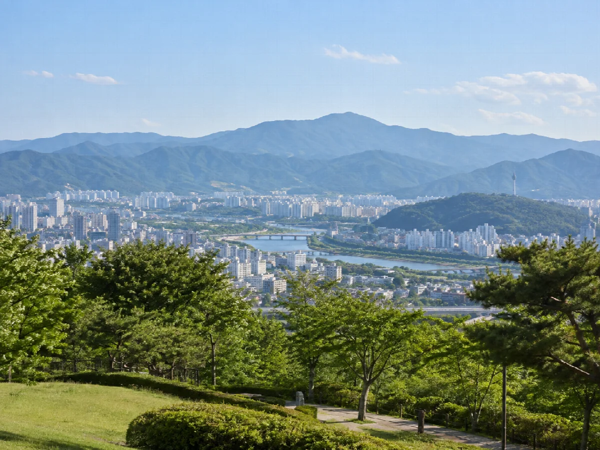 대구 지역의 도시와 자연 분위기를 표현한 이미지