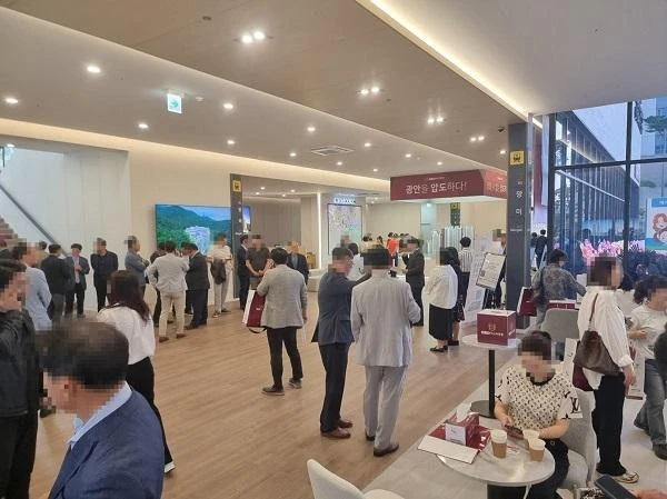 광안센텀 비스타동원 견본주택을 방문한 관람객과 상담 공간을 보여주는 공식 현장 사진